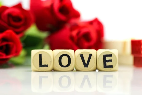 Szerelem szöveg fa blokkok rózsa és ajándék doboz, Szerető koncepció. — Stock Fotó