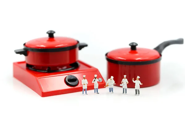 Personas en miniatura: Cocinero en cocina interior con kitchenwar — Foto de Stock