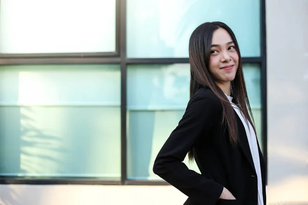 Портрет красивої молодої бізнес-леді азіатської усміхненої щасливої f — стокове фото