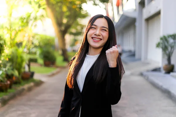 Retrato de Jovem bela mulher de negócios asiática caindo feliz o — Fotografia de Stock