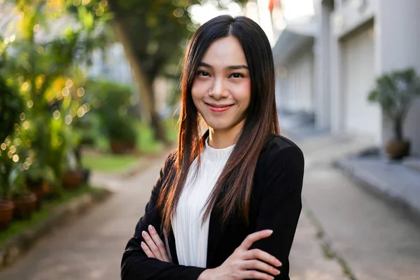Retrato de Hermosa Joven empresaria asiática sonriendo feliz f — Foto de Stock