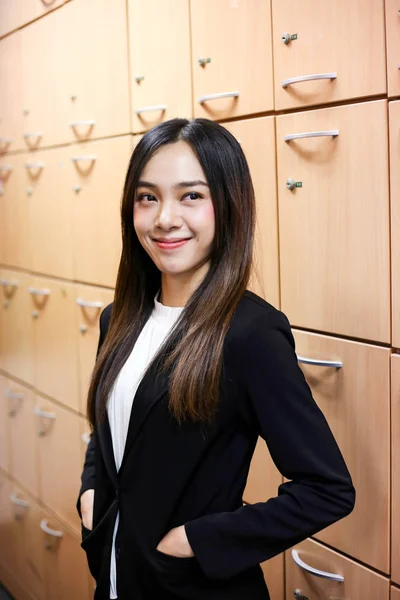 Retrato de bela jovem empresária asiática sorrindo feliz f — Fotografia de Stock