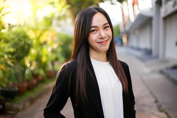 Retrato de bela jovem empresária asiática sorrindo feliz f — Fotografia de Stock