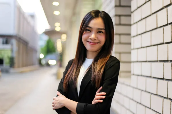 Портрет красивої молодої бізнес-леді азіатської усміхненої щасливої f — стокове фото
