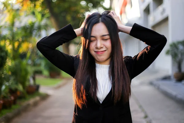 Retrato de bela jovem empresária asiática preocupação e infeliz — Fotografia de Stock
