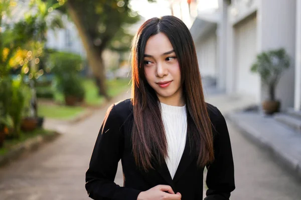 Portrait de belle jeune femme d'affaires asiatique inquiétude et unhapp — Photo