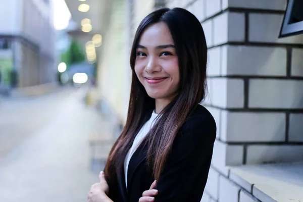 Portrait de belle jeune femme d'affaires asiatique souriant heureux f — Photo