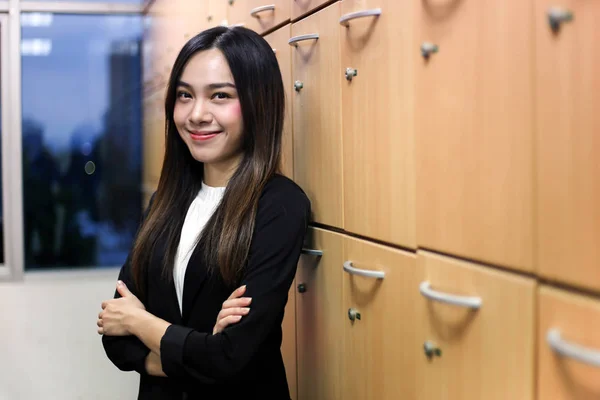 Портрет красивой молодой предпринимательницы азиатки улыбающейся счастливой f — стоковое фото
