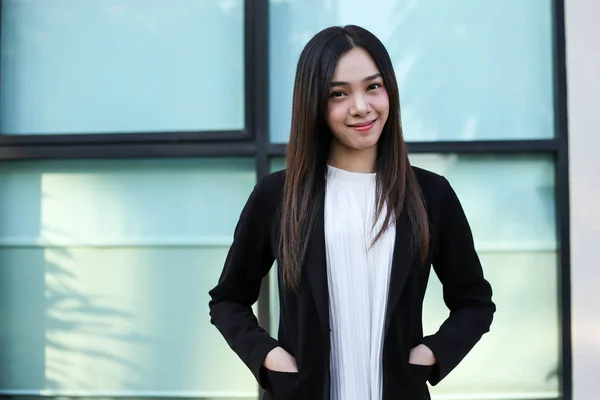 Portrait of Beautiful Young businesswoman asian smiling  happy f — Stock Photo, Image