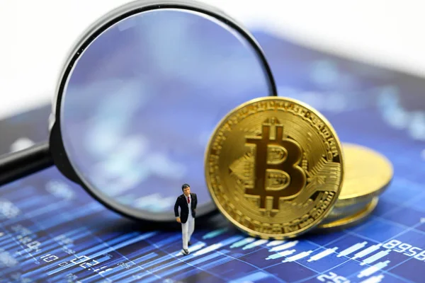 Minyatür insanlar: Bitcoin büyüteçle iş adamı 