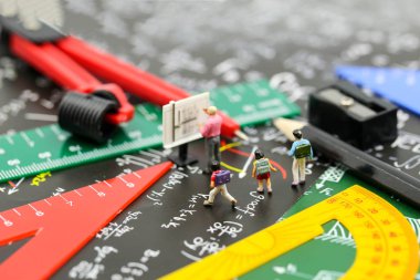 Minyatür insanlar : öğretmen ve öğrenci kırtasiye Grubu ile 