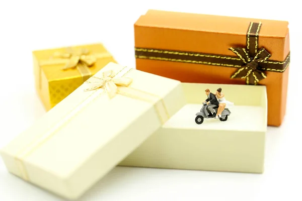 Miniaturmenschen: Liebespaar mit Geschenkbox, Liebeskonzept. — Stockfoto