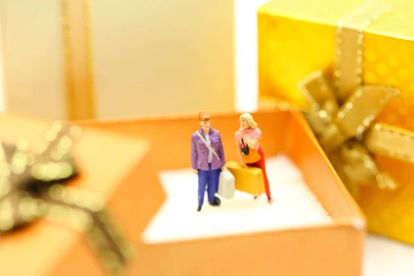 Personas en miniatura: pareja de amor con caja de regalo, concepto de amor . — Foto de Stock