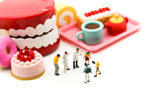 Miniatűr emberek: orvos fogorvos beszél a diákok és a gyermek — Stock Fotó