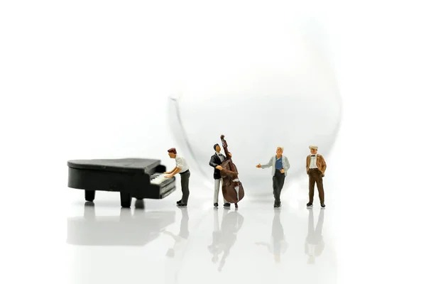 Miniatuur mensen: pianist die piano speelt en violiste Man met — Stockfoto