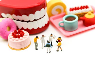 Minyatür insanlar : Doktor diş hekimi öğrenci ve çocuk hakkında konuşuyor