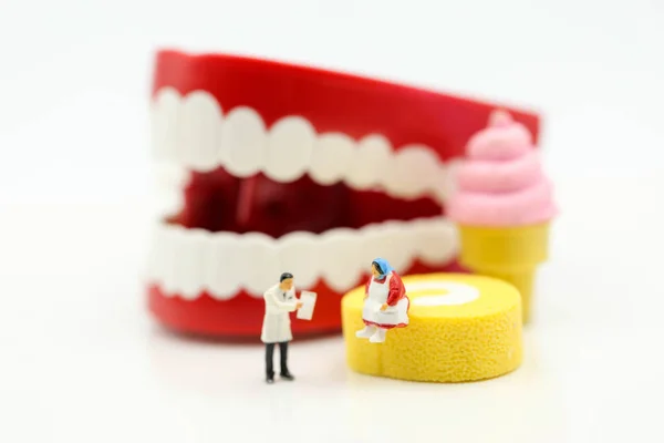 Miniatűr emberek: Fogorvos vizsgálja meg a beteg fogait patival — Stock Fotó