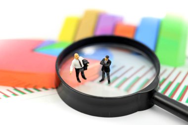 Minyatür insanlar: Büyüteçle başarılı bir iş adamı 