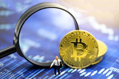 Minyatür insanlar: Bitcoin büyüteçle iş adamı 