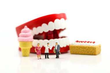 Minyatür insanlar: Diş hekimi bir hastanın dişlerini pati ile muayene ediyor