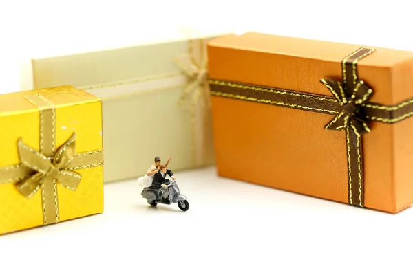 작은 사람들: 선물 상자를 좋아하는 부부, 사랑의 개념. — 스톡 사진