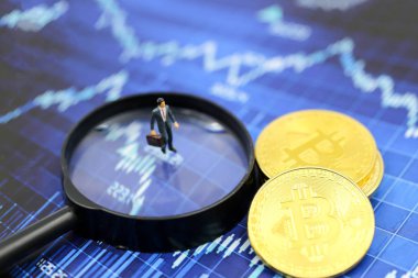 Minyatür insanlar: Bitcoin büyüteçle iş adamı 