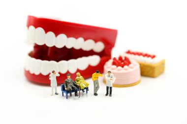 Minyatür insanlar: Diş hekimi bir hastanın dişlerini pati ile muayene ediyor