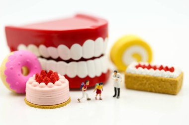 Minyatür insanlar : Doktor diş hekimi öğrenci ve çocuk hakkında konuşuyor