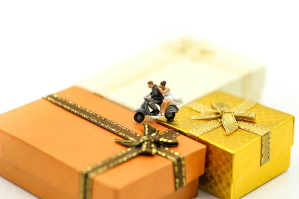 Miniaturmenschen: Liebespaar mit Geschenkbox, Liebeskonzept. — Stockfoto