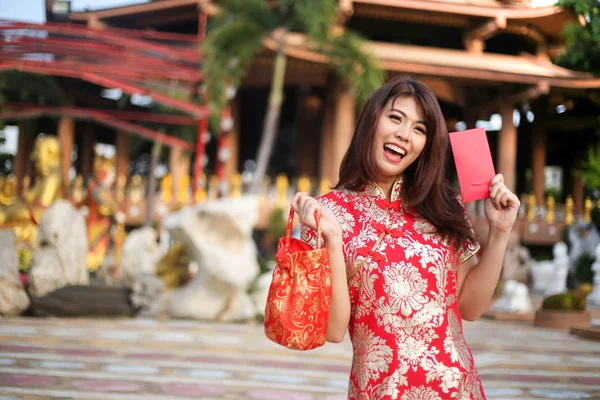 Bella donna asiatica in possesso di dollari o soldi con tasca fortunata — Foto Stock