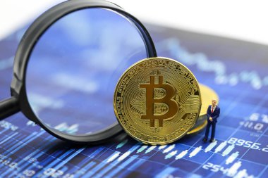 Minyatür insanlar: Bitcoin büyüteçle iş adamı 