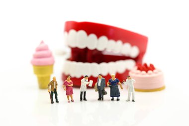 Minyatür insanlar: Diş hekimi bir hastanın dişlerini pati ile muayene ediyor