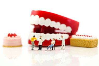 Minyatür insanlar: Diş hekimi bir hastanın dişlerini pati ile muayene ediyor