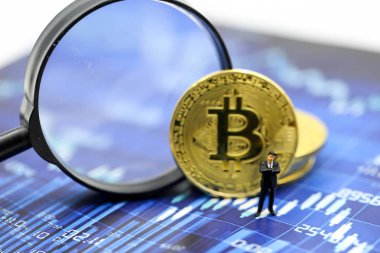 Minyatür insanlar: Bitcoin büyüteçle iş adamı 