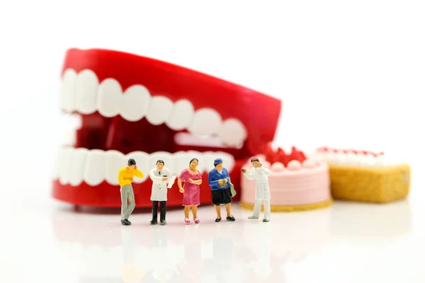 Miniaturmenschen: Zahnarzt untersucht Zähne eines Patienten mit Pati — Stockfoto