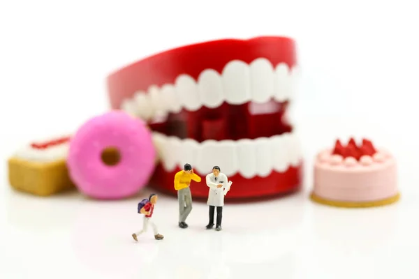 Miniatűr emberek: orvos fogorvos beszél a diákok és a gyermek — Stock Fotó