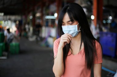  Beautiful asia woman wearing mouth mask against air smog pollut