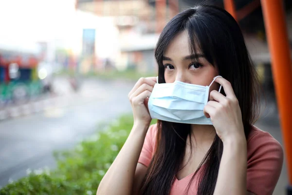 Beautiful asia woman wearing mouth mask against air smog polluti — Stock Photo, Image