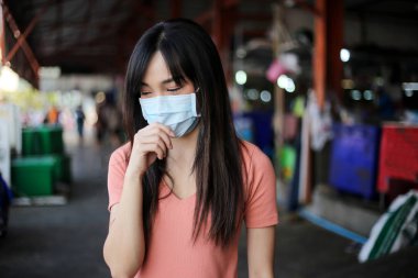  Beautiful asia woman wearing mouth mask against air smog pollut