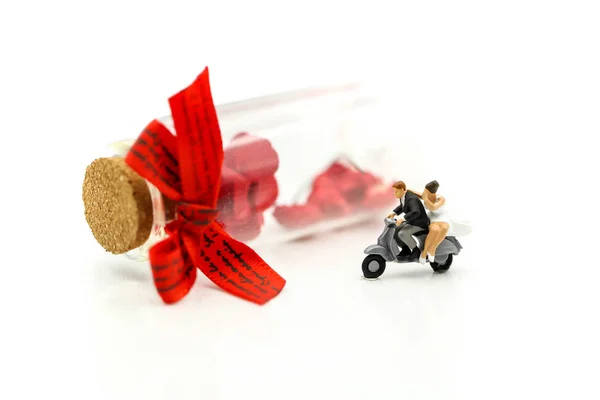 Miniature people : Couple lover with rose and gift box,Lover val — 스톡 사진