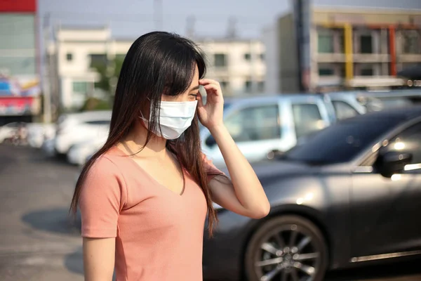 Hermosa asia mujer usando boca máscara contra el aire smog contaminar — Foto de Stock