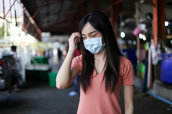 Beautiful asia woman wearing mouth mask against air smog pollut — Stock Photo, Image