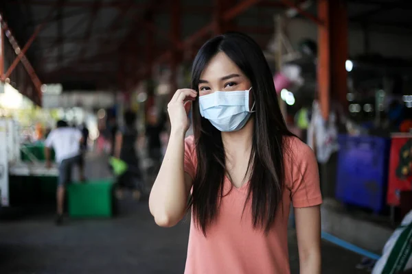 Beautiful asia woman wearing mouth mask against air smog pollut — Stock Photo, Image