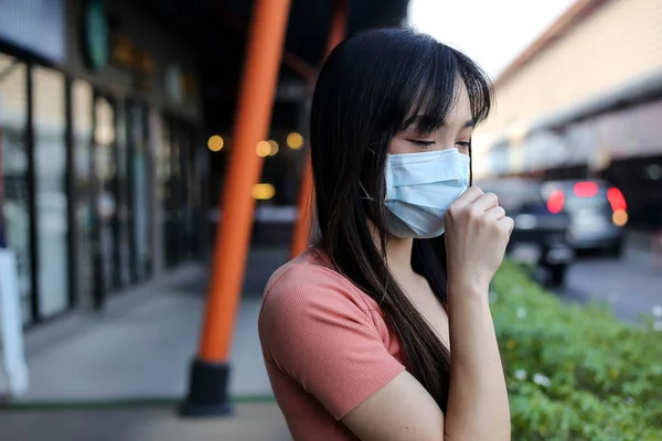 Beautiful asia  Woman suffer from sick and wearing face mask  pr — Stock Photo, Image