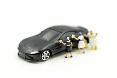 Minyatür insanlar: İşçi temizleme aracı kullanılıyor