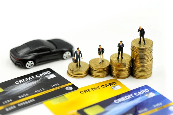 Miniaturní lidé: Podnikatel s kreditní kartou a auto Bu — Stock fotografie