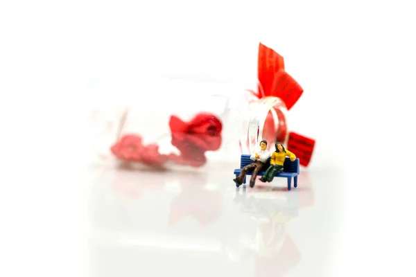 Personas en miniatura: Pareja amante con rosa y caja de regalo, amante val — Foto de Stock