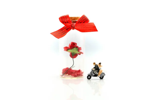 Miniaturmenschen: Liebespaar mit Rose und Geschenkbox, Liebhaber — Stockfoto