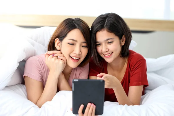 Mutlu Genç Çift Arkadaş Güzel Asyalı Kadınlar Yatak Odasında Yatıyorlar — Stok fotoğraf