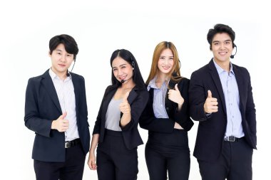 Asya Çağrı Merkezi çalışanlarından oluşan bir grup ya da beyaz arka planda duran kulaklıklı özgüvenli iş ekibi.